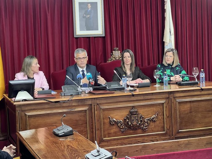 Autoridades en la firma del convenio para la estación intermodal de Lugo