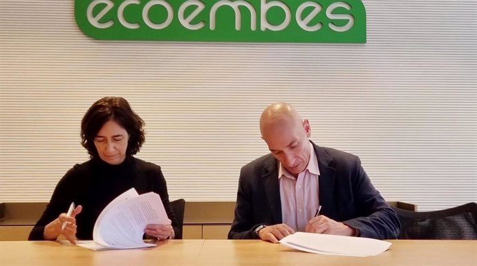 La directora de Relaciones Externas y ESG de Ecoembes, Begoña de Benito, y el director gerente de Fundación Global Nature, Eduardo de Miguel, durante la firma del acuerdo.