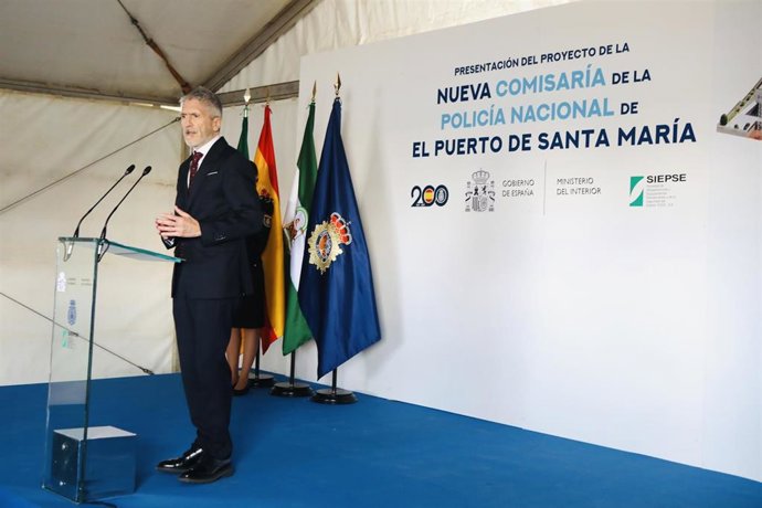 Fernando Grande-Marlaska presentando las obras de la nueva Comisaría de El Puerto.