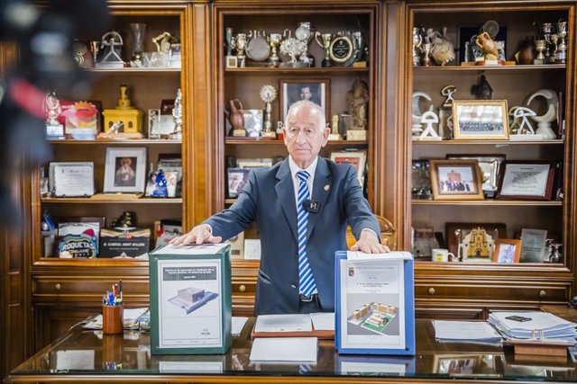 El alcalde de Roquetas de Mar, Gabriel Amat, junto a los proyectos para una comisaría de Policía y un cuartel de Guardia Civil.