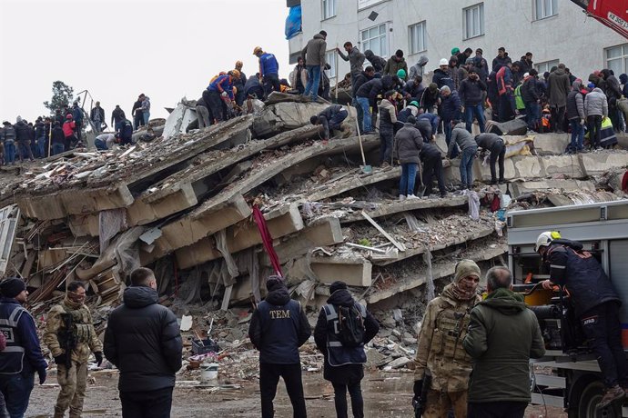 FILED - 27 February 2023, Turkey, Diyarbakir: Rescue teams work in the rubble of a building following an earthquake. One person was killed, and 69 people were injured in the latest massive 5.6-magnitude quake in Malatya. The earthquake storm in Turkey c