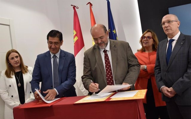 El vicepresidente regional José Luis Martínez Guijarro, y el presidente de la Diputación, José Manuel Caballero, en la firma del convenio.