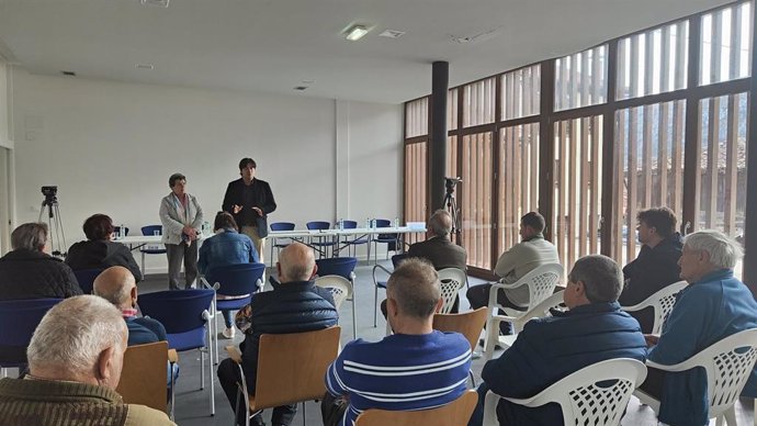 El consejero de Ciencia, Borja Sánchez, acompañado de la alcaldesa, María Díaz, han introducido las líneas básicas del plan piloto ante representantes vecinales.