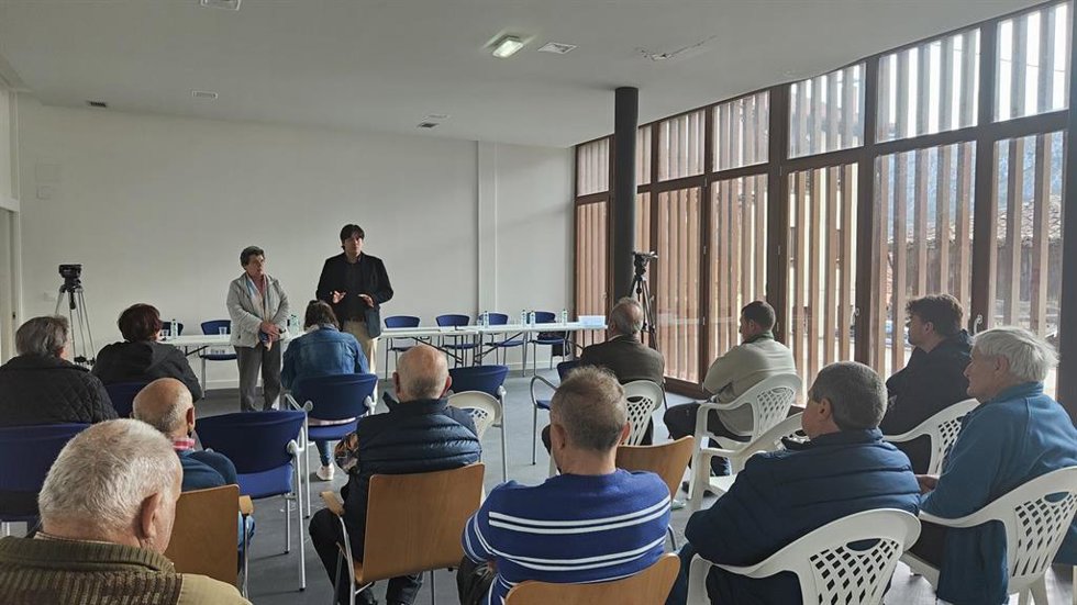 El consejero de Ciencia, Borja Sánchez, acompañado de la alcaldesa, María Díaz, han introducido las líneas básicas del plan piloto ante representantes vecinales.