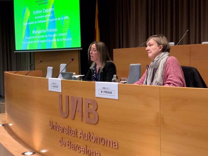 La Secretaria General Y Responsable De Políticas De Igualdad De La Universitat Autnoma De Barcelona (UAB), Esther Zapater, Y La Decana De La Facultad De Filosofía Y Letras Y Representante De Políticas De Igualdad De La Facultad, Margarita Freixas