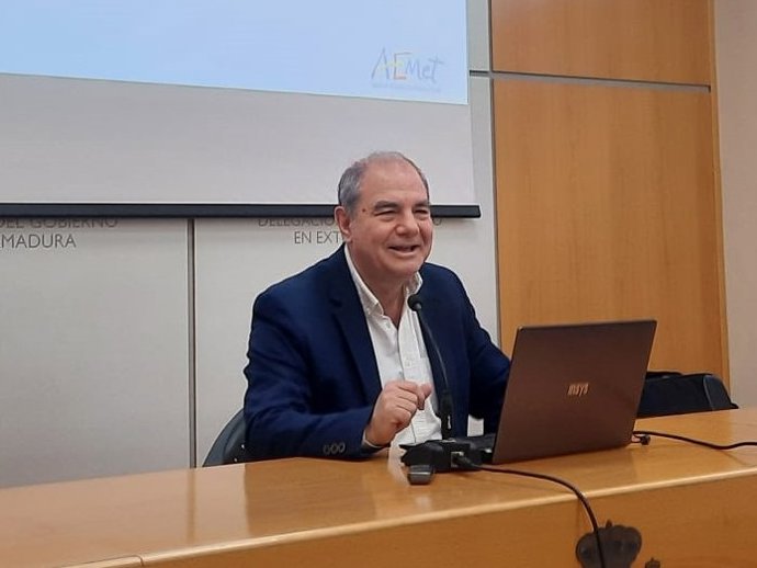 El delegado territorial de la Aemet en Extremadura, Marcelino Núñez, da a conocer el balance climático del invierno y las previsiones para primavera.