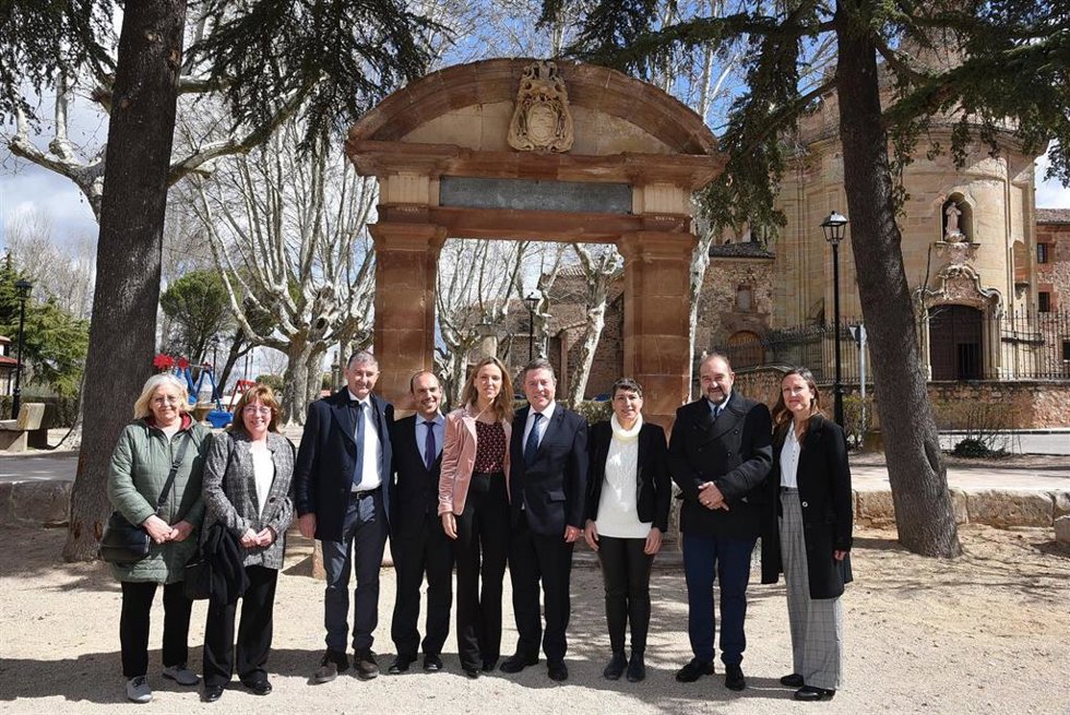 El presidente de C-LM, Emiliano García-Page, en el parque de la Alameda de Sigüenza