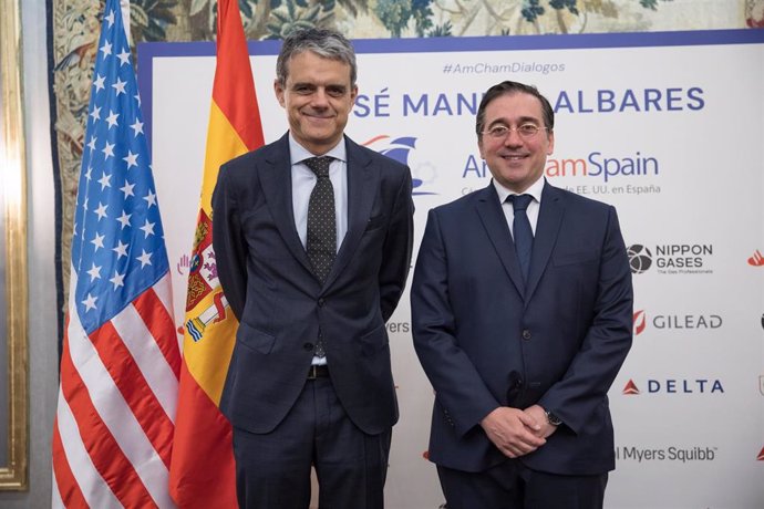 El presidente de AmChamSpain, Jaime Malet, y el ministro de Asuntos Exteriores, José Manuel Albares, en el acto organizado por AmChamSpain bajo el lema 'España, Europa y Estados Unidos en el nuevo contexto global'