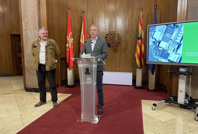 El director técnico de Mercazaragoza, David Muñoz, y el alcalde de Zaragoza, Jorge Azcón.