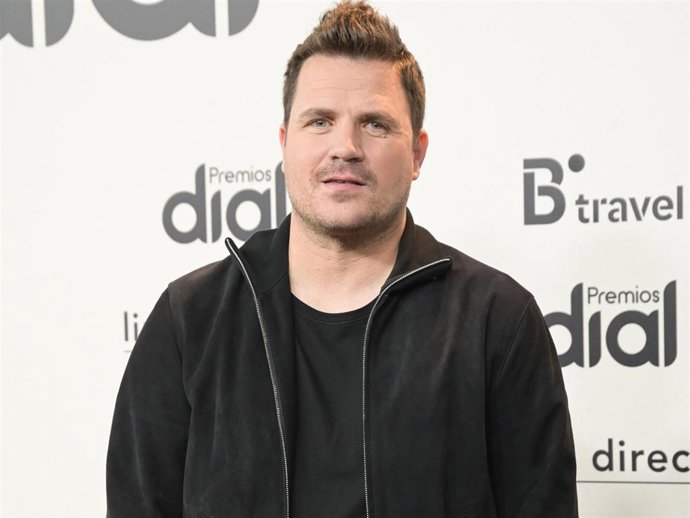 El cantante Dani Martín posa en la alfombra verde de los Premios Dial 2023