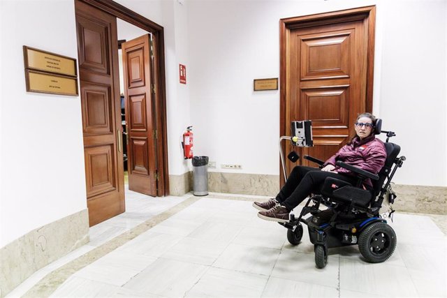 Una persona afectada de ELA (esclerosis lateral amiotrófica) a su llegada a registrar la petición de que se desbloquee la tramitación de la Ley ELA, en el Congreso de los Diputados, a 17 de marzo de 2023, en Madrid (España). 
