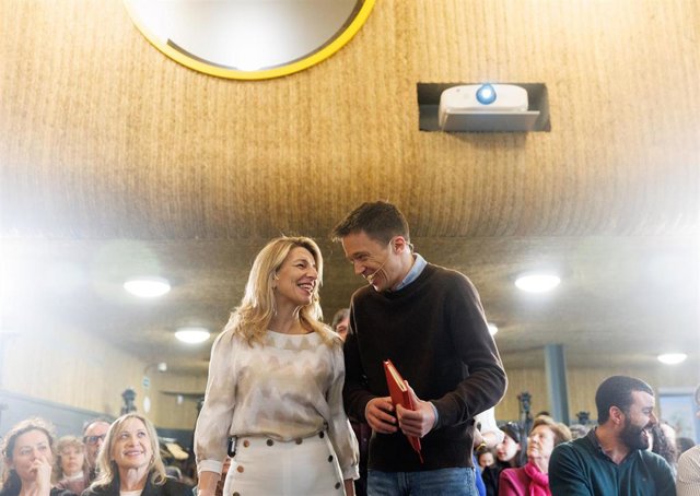 La vicepresidenta segunda del Gobierno y ministra de Trabajo y Economía Social, Yolanda Díaz, y el líder de Más País, Iñigo Errejón, durante la presentación del Informe Precariedad laboral y salud mental: conocimientos y políticas, en el Impact Hub Piamon