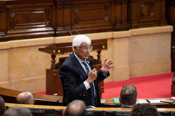 Archivo - El conseller de Salud, Manel Balcells, interviene durante una sesión de control en el Pleno del Parlament, a 19 de octubre de 2022, en Barcelona