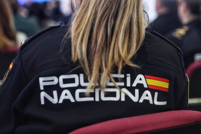 Un agente de la Policía Nacional durante la inauguración de las III Jornadas sobre Mujer, Igualdad y Seguridad, en el Centro Tecnológico de Seguridad en El Pardo, a 6 de marzo de 2023, en Madrid, (España). El Ministerio del Interior organiza de nuevo es