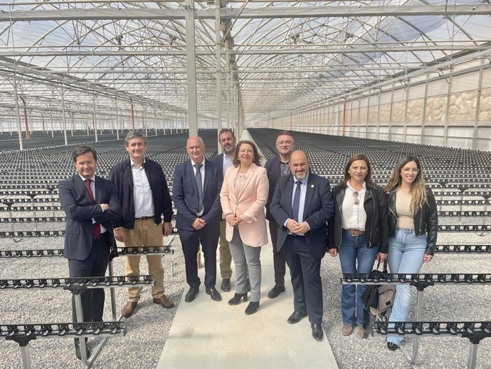 La consejera de Agricultura visita las instalaciones de un nuevo semillero en Dalías (Almería).
