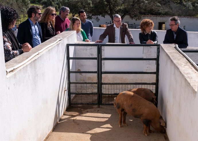 La presidenta de la Diputación de Huelva, María Eugenia Limón, y el secretario general de Reto Demográfico del Ministerio para la Transición Ecológica y el Reto Demográfico durante su visita a la finca Huerta Ramírez.