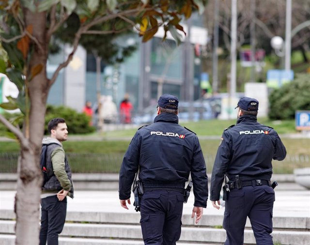Archivo - Imagen de recursos de unos agentes de la Policía Nacional en Madrid
