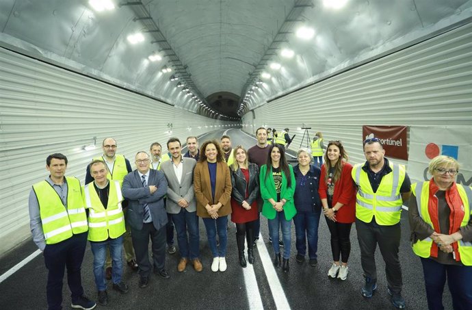 Catalina Cladera e Iván Sevillano posan con los responsables de la obra de los túneles de Son Vic, y con los regidores de Adratx y Calvi.