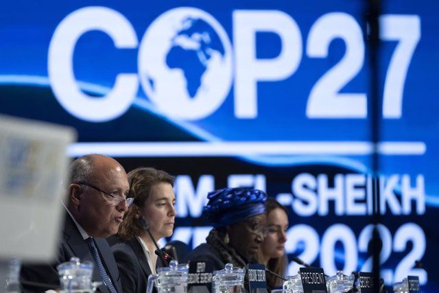 Archivo - 20 November 2022, Egypt, Sharm El-Sheikh: COP27 Presdient and Egyptian Foreign Minister Sameh Shoukry (L) speaks during the closing ceremony of the 2022 United Nations Climate Change Conference COP27. Photo: Christophe Gateau/dpa