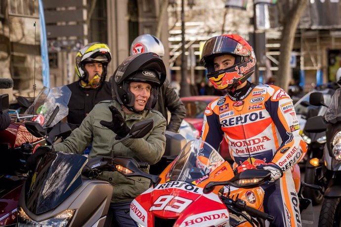 Marc Márquez y Almeida realizan un trayecto en moto por Madrid con combustible cien por cien renovable de Repsol.