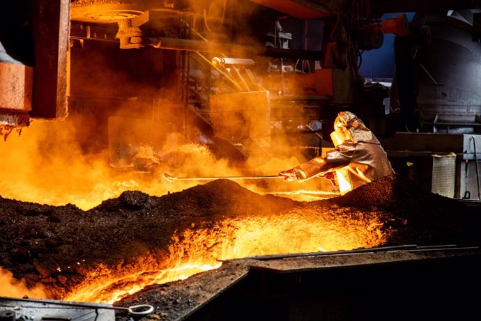 Archivo - 08 July 2021, Czech Republic, Ostrava: A steel worker works at blast furnace  in a plant of the Liberty Ostrava Steelworks. Photo: Pryek Vladimír/CTK/dpa
