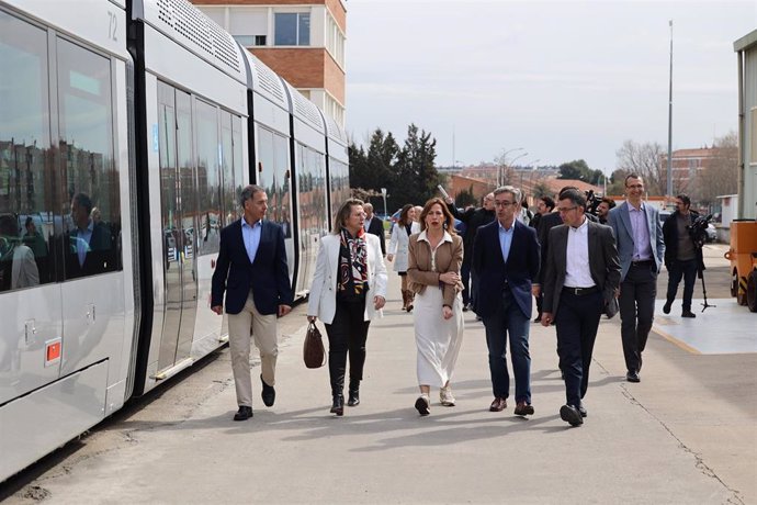 El director de CAF, Asier Unzueta (1i); la gerente de Los Tranvías, Ana Moreno (2i), y la consejera de Servicios Públicos y Movilidad del Ayuntamiento de Zaragoza, Natalia Chueca (3d), a su llegada a la planta de CAF