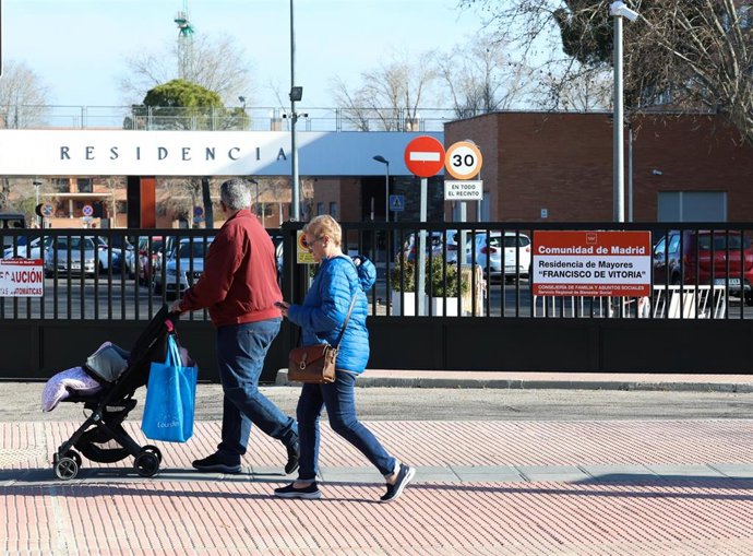 Un matrimonio camina frente a la residencia de Francisco de Vitoria, a 13 de marzo de 2023, en Alcalá de Henares, Madrid (España). La inspección sanitaria del Ayuntamiento de Alcalá de Henares ha detectado altos niveles de la legionela del tipo neumófil