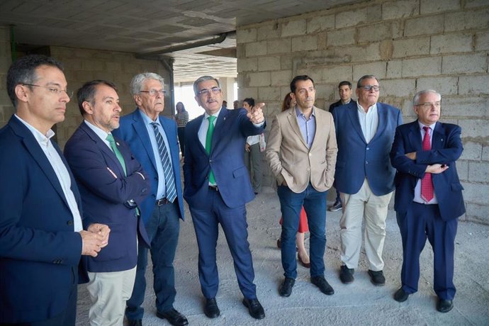 El concejal de Urbanismo de Santa Cruz de Tenerife, Carlos Tarife, el alcalde, José Manuel Bermúdez, el consejero de Justicia del Gobierno de Canarias, Julio Pérez, y el vicepresidente, Román Rodríguez (de i a d), en el edificio 'Auditorio'