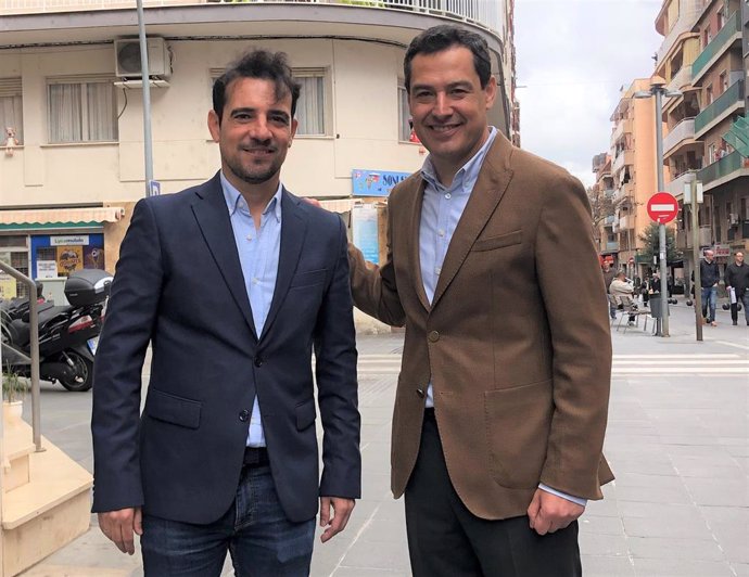 El candidato del PP a la alcaldía de Castelldefels (Barcelona), Manu Reyes, y el presidente de la Junta de Andalucía, Juanma Moreno, en una visita al municipio catalán.