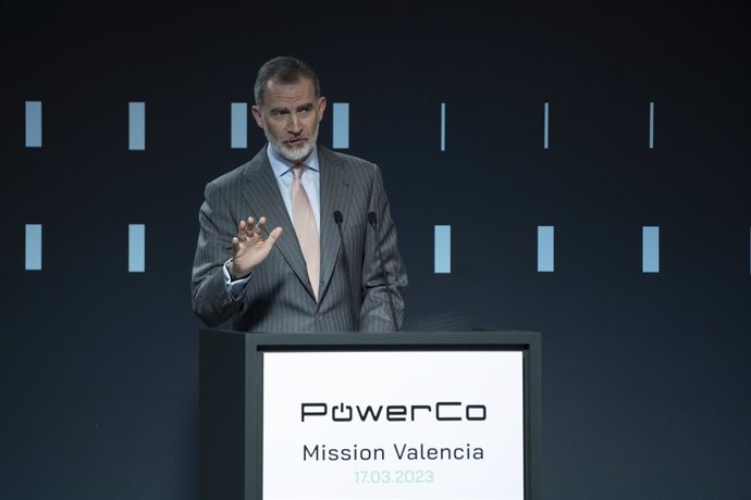 El Rey Felipe Vi interviene durante el acto inaugural del inicio de la construcción de la gigafactoría de PowerCo del Grupo Volkswagen, en el Área Logística de Sagunto, a 17 de marzo de 2023, en Sagunto, Valencia, Comunidad Valenciana (España). La empre