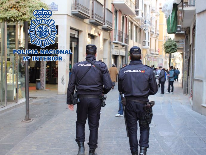 Patrulla policial en Granada. ARCHIVO.