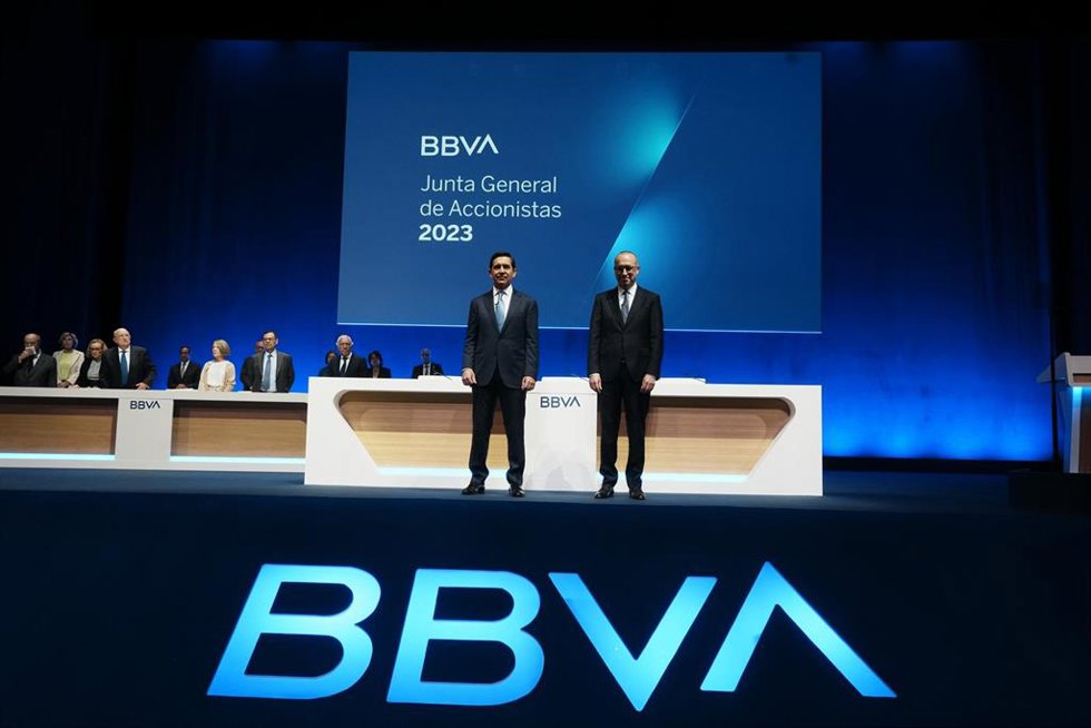 El presidente de BBVA, Carlos Torres Vila (i), y el CEO de BBVA, Onur Gen (d), durante la Junta general de Accionistas de BBVA, en el Palacio Euskalduna, a 17 de marzo de 2023, en Bilbao, Vizcaya, País Vasco (España). Torres Vila ha afirmado que la ent