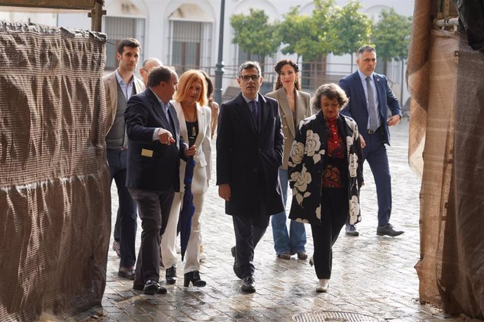 El ministro de la Presidencia, Relaciones con las Cortes y Memoria Democrática, Félix Bolaños, da un paseo con  la alcaldesa de Palma del Río,Esperanza Caro de la Barrera, antes de visitar el Ayuntamiento a 17 de marzo del 2023 en Palma del Río, Córdob