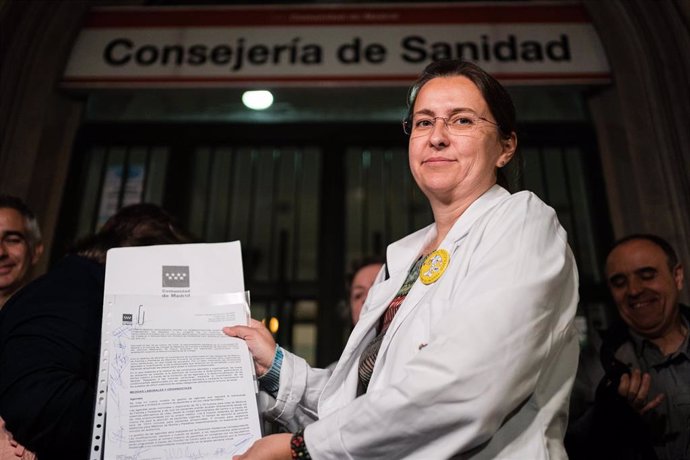 La portavoz de AMYTS, Ángela Hernández, atiende a los medios frente a la Consejería de Sanidad,