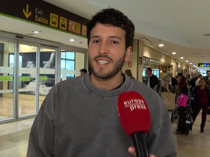 Sebastián Yatra llega a Madrid tras asistir a los Premios Dial en Tenerife