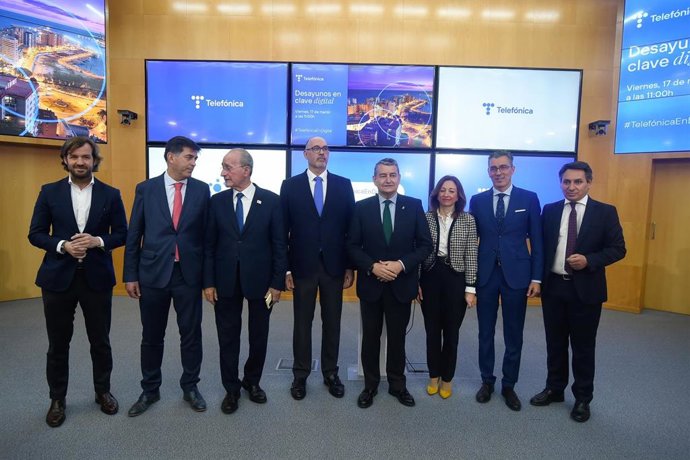 El consejero de la Presidencia, Interior, Diálogo Social y Simplificación Administrativa, Antonio Sanz (2i); el alcade de Málaga, Francisco de la Torre (2d), y el presidente de Telefonica España, Emilio Gayo (1d); a su llegada a un acto.