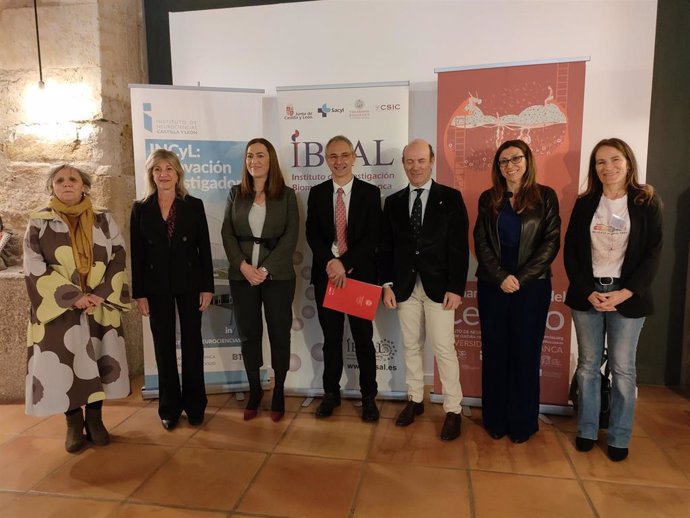Autoridades en la clausura de la Semana del Cerebro en la Universidad de Salamanca