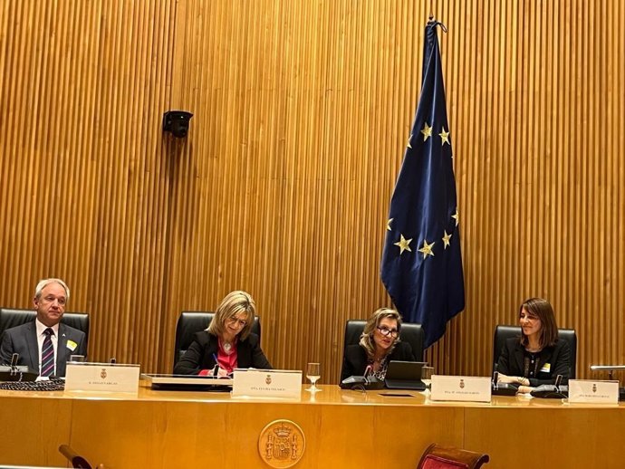 La jefa de la Unidad de Glaucoma del Hospital Universitario Virgen del Rocío de Sevilla, Margarita Cabanás (a la derecha), en el Congreso de los Diputados.