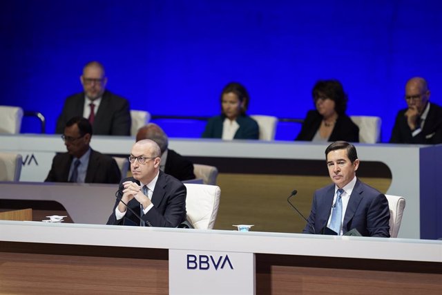 El CEO de BBVA, Onur Genç (i), y el presidente de BBVA, Carlos Torres Vila (d), durante la Junta general de Accionistas de BBVA, en el Palacio Euskalduna, a 17 de marzo de 2023, en Bilbao, Vizcaya, País Vasco (España).