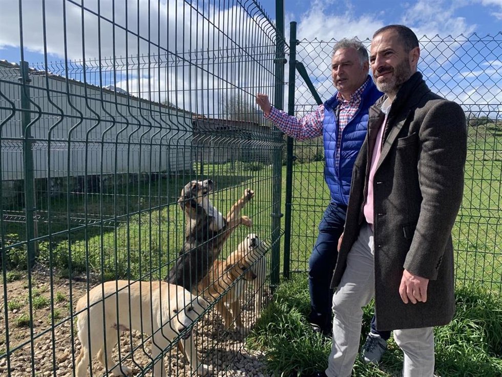 El alcalde de Siero, Ángel García, visita el centro canino de La Ería