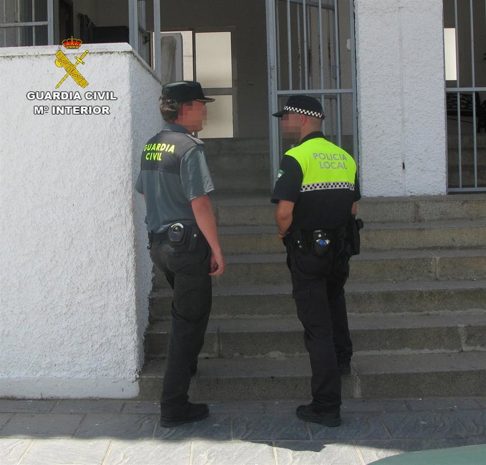 Archivo - Agente de la Guardia Civil y Policía Local 