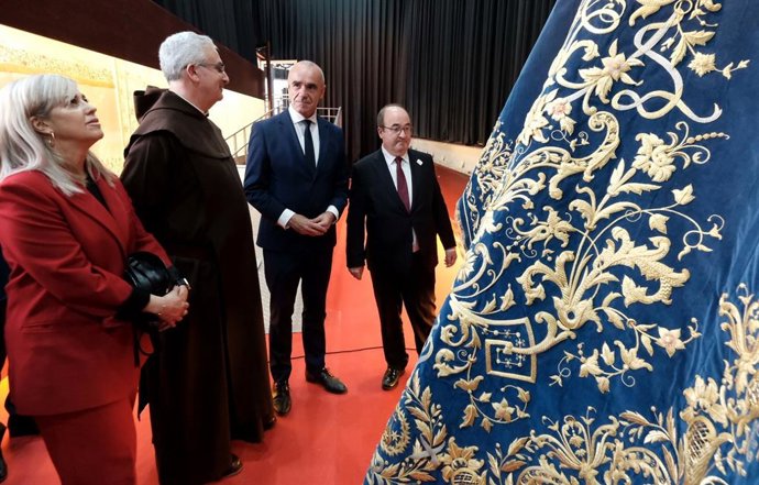 El alcalde observa uno de los mantos bordados que forman parte de la muestra de arte sacro Fecit-23 que acoge el Ayuntamiento.