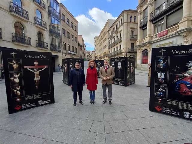 El fotógrafo Fernando Pena, la concejala Ana Suárez y el presidente de la Junta de Cofradías, Francisco Hernández, de izquierda a derecha, en la presentación de la exposición en la Plaza del Liceo de Salamanca.