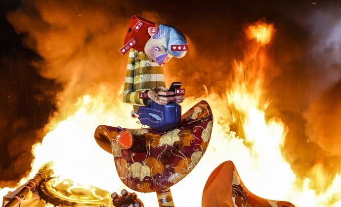Archivo - Arxive - Una falla, d'un xic amb un mbil, és cremada durant la Crem, a 19 de mar de 2022, a Valncia, Comunitat Valenciana, (Espanya).