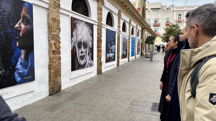 La fachada exterior del Mercado Central de Abastos de Cádiz acoge la muestra 'El Carnaval tras la escena, tres fotógrafos y un objetivo'