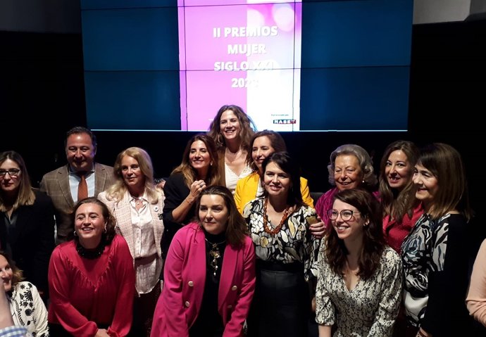 Foto de familia de las premiadas y autoridades