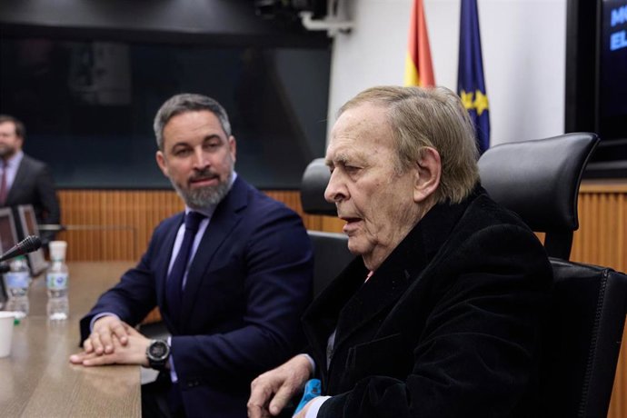 El presidente de VOX, Santiago Abascal (i), y el candidato de la moción de censura, el profesor Ramón Tamames (d), 
