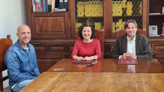 (De Izquierda A Derecha) La Consellera De Asuntos Sociales Y Deportes, Fina Santiago, Y El Alcalde De Maria De La Salut, Jaume Ferriol, Firmando El Convenio