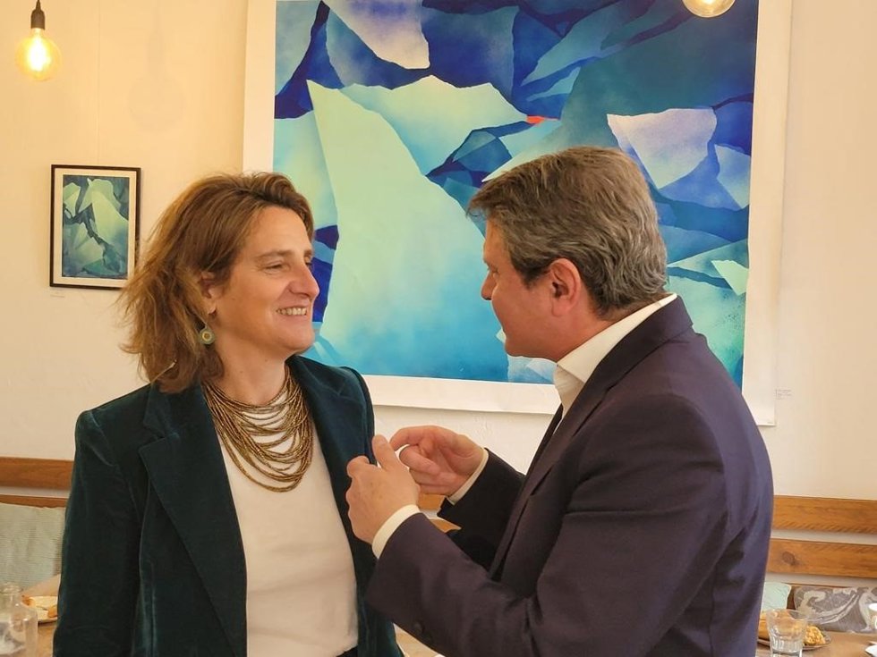La vicepresidenta tercera y ministra para la Transición Ecológica y Reto Demográfico, Teresa Ribera,y el alcalde de Irun, José Antonio Santano