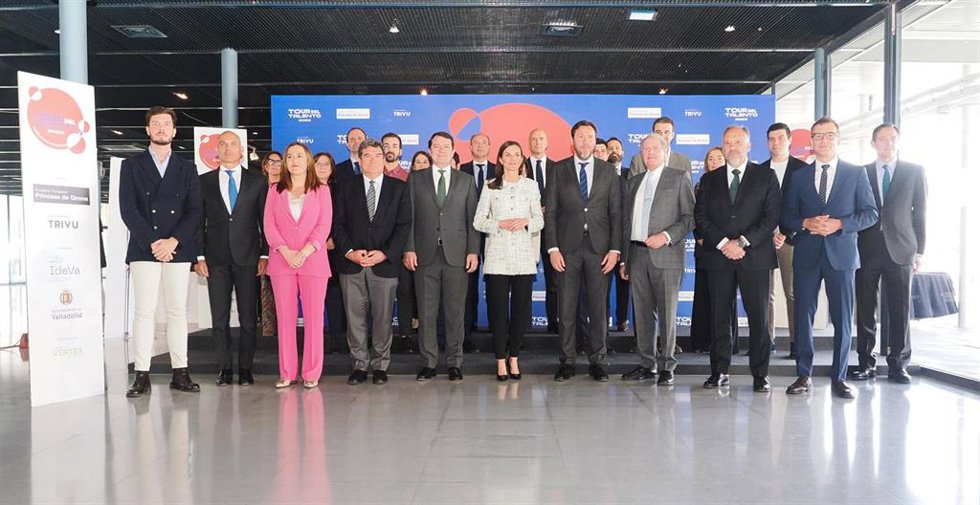 Foto de familia de los asistentes al acto central de la segunda etapa del 'Tour del talento', a 14 de marzo de 2023, en Valladolid, Castilla y León (España).